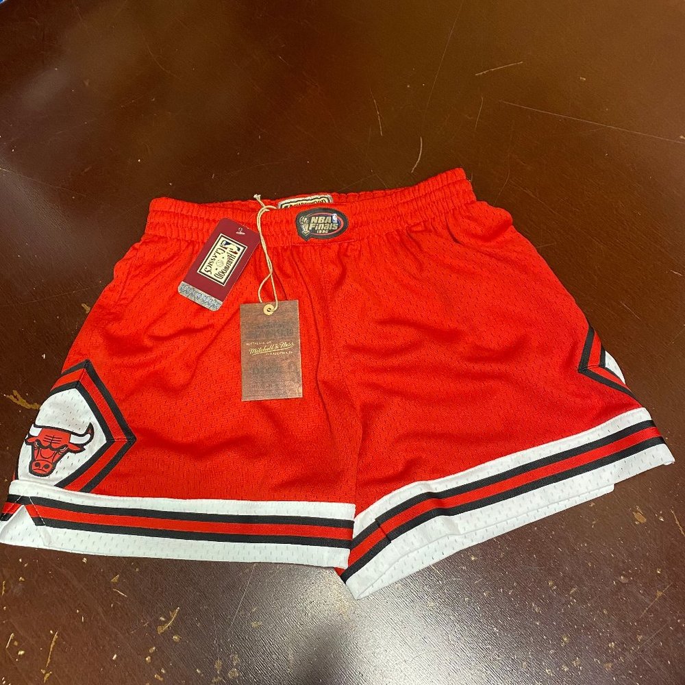 Mitchell & Ness Womens Red Hardwood Classic NBA Chicago Bulls Shorts Size L